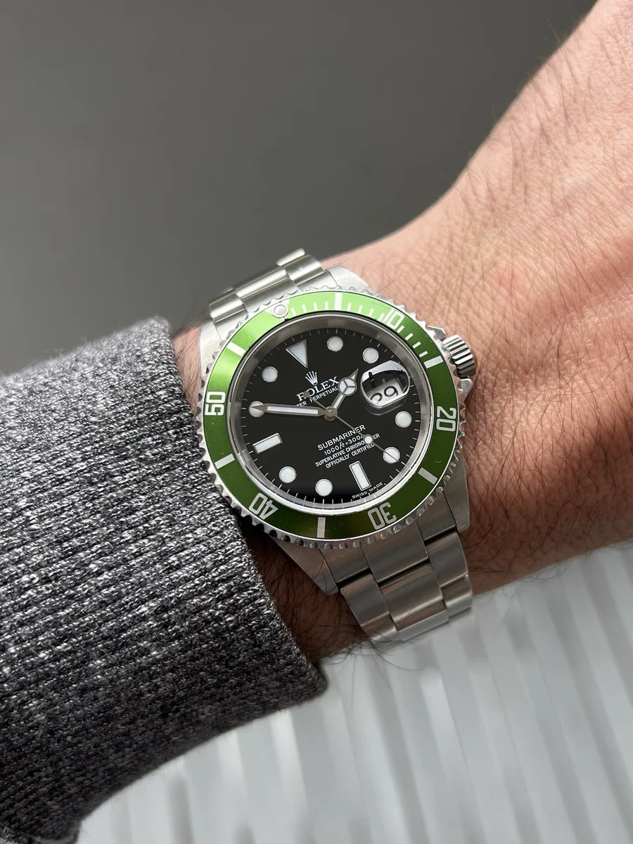 Rolex_Submariner_Kermit_F_Serial_16610LV_Collectors_Set_-_2004_Watch_Vault_03_900x.webp