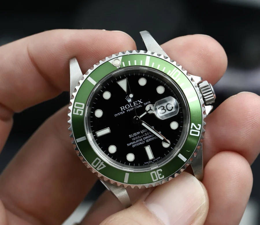 Rolex_Submariner_Kermit_F_Serial_16610LV_Collectors_Set_-_2004_Watch_Vault_17_900x.webp