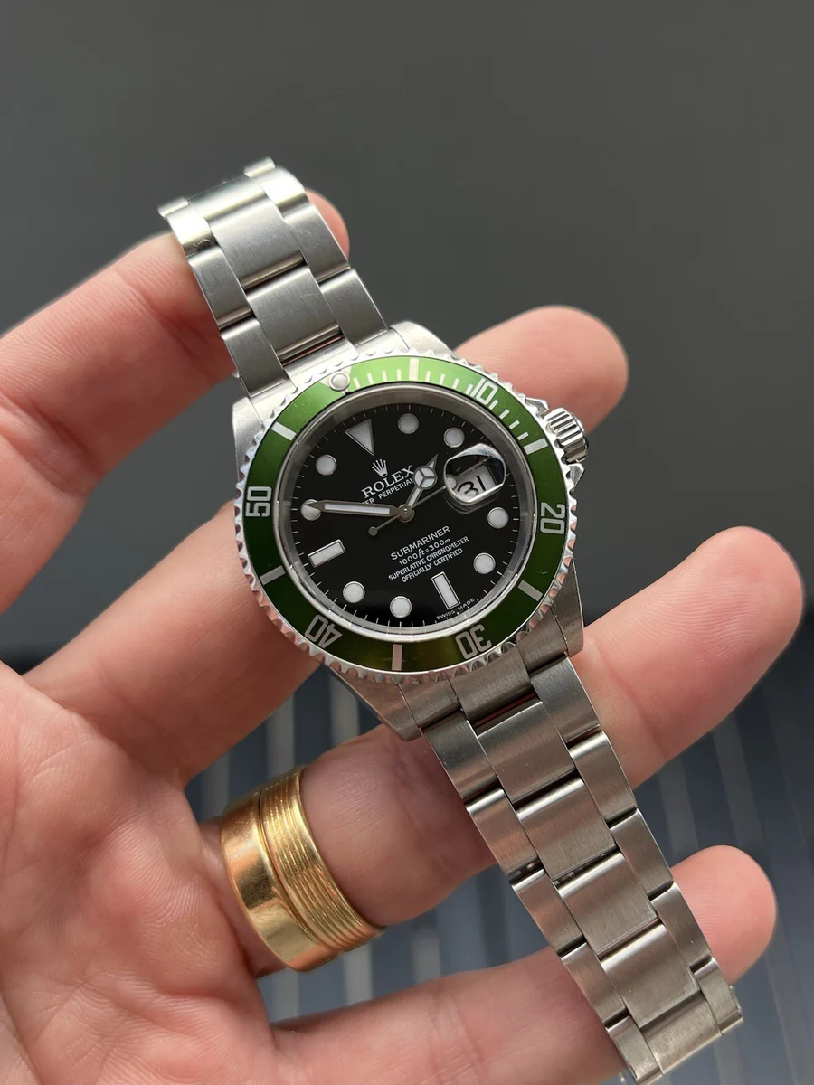 Rolex_Submariner_Kermit_F_Serial_16610LV_Collectors_Set_-_2004_Watch_Vault_19_900x.webp